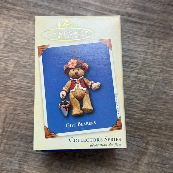 Hallmark KEEPSAKE Festive Bear Collection - Red, White, Green - Picture 7 of 7